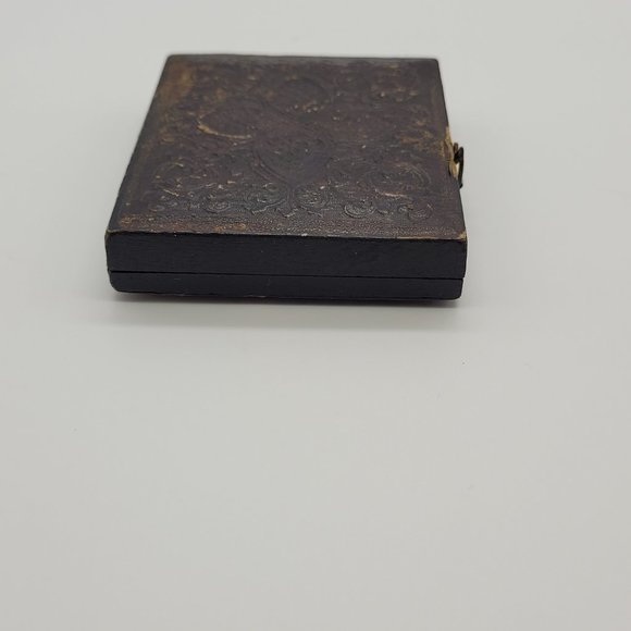 Antique Daguerreotype of a Well Dressed Man Civil War Era Leather Case - Picture 11 of 12